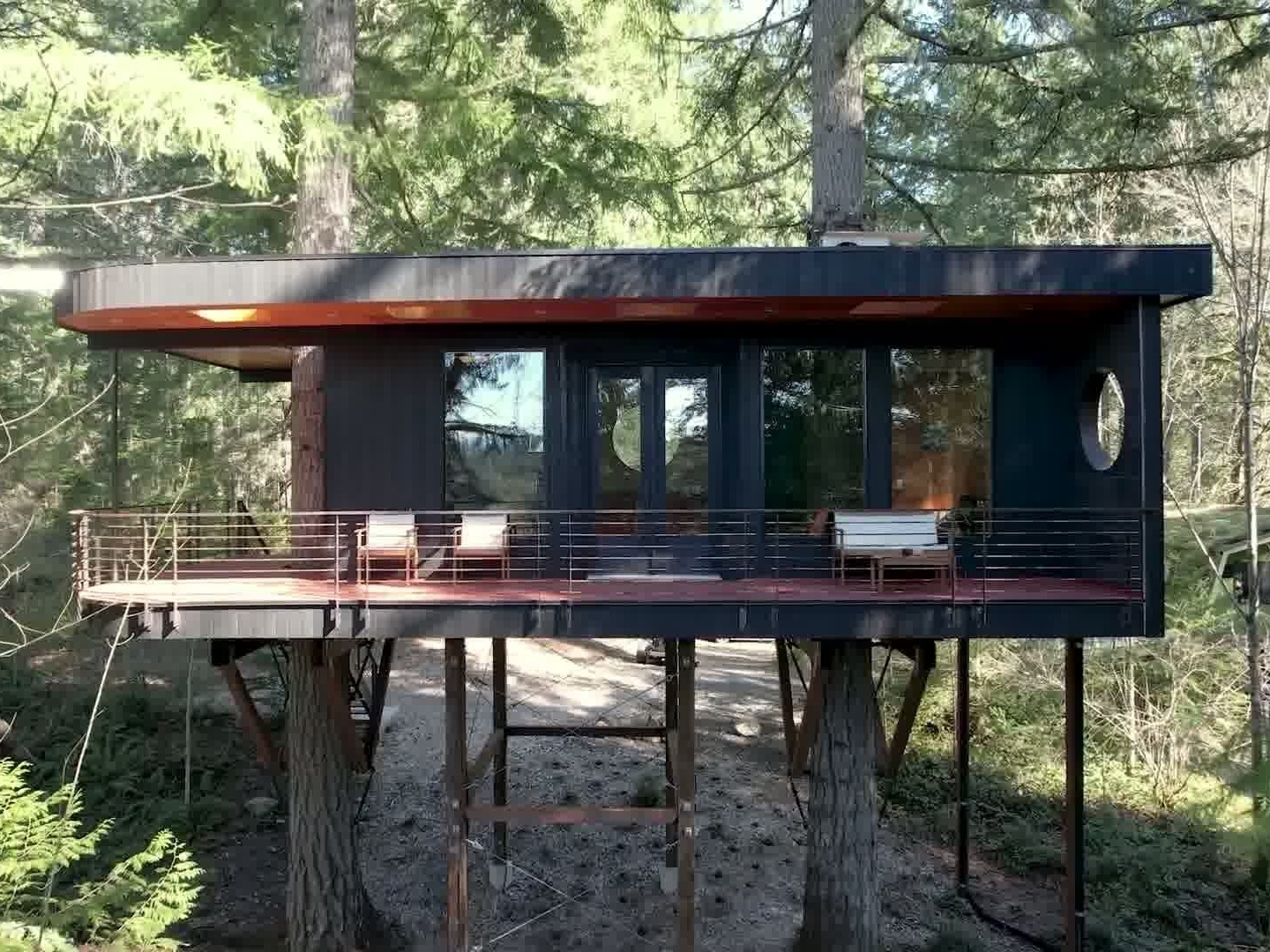Step inside the Black Crane Treehouse, a midcentury-inspired artist retreat above Mission Lake, Washington. Built for creativity and reflection, it blends modern design with nature and hand-crafted details.