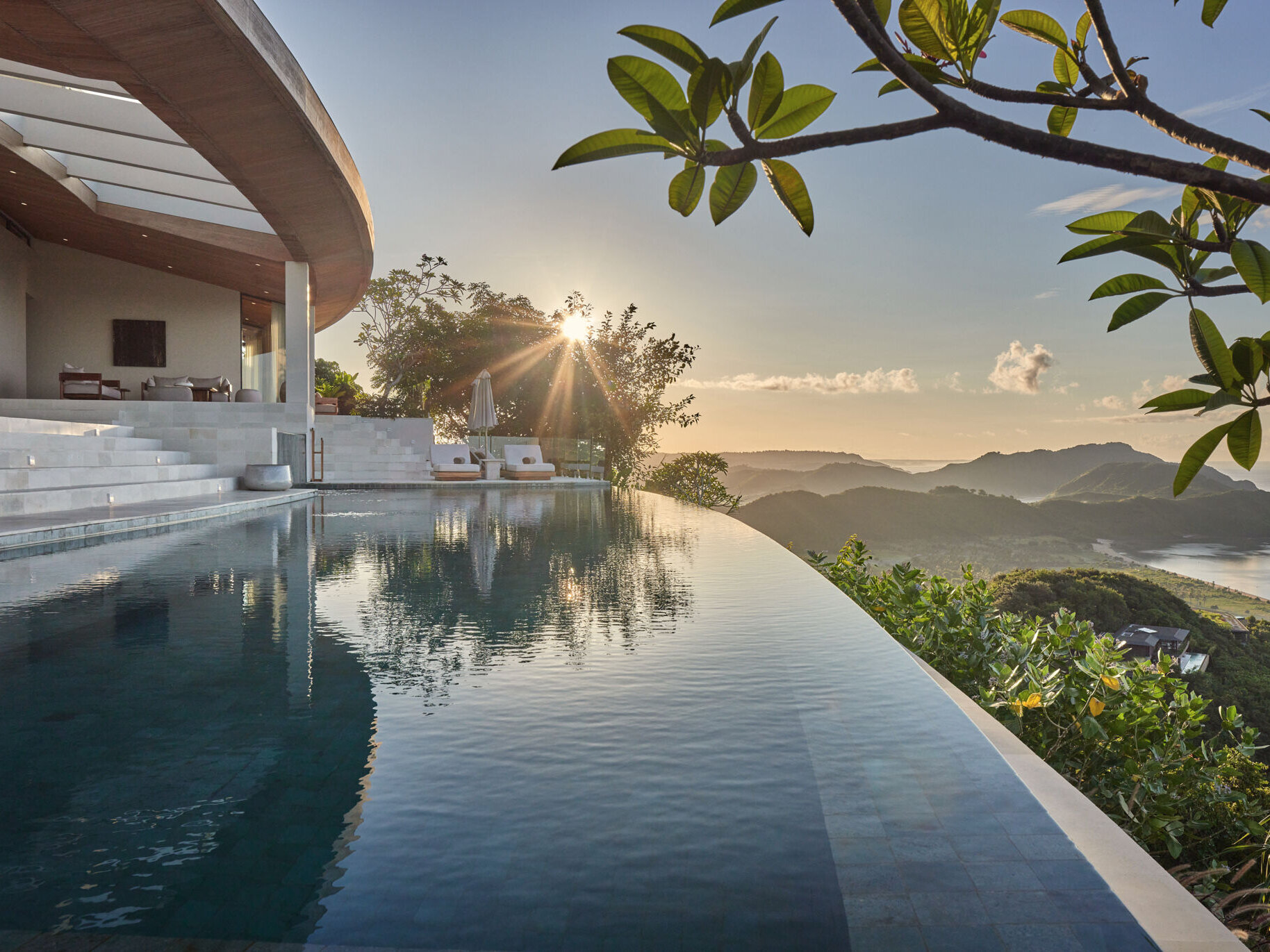 The home’s design is guided by the terrain. Its vertical layout adapts to the steep hillside, stacking functions across several levels. The geometry is based on concentric circles and radial segments, allowing the roofs and volumes to orient naturally with the hilltop. 