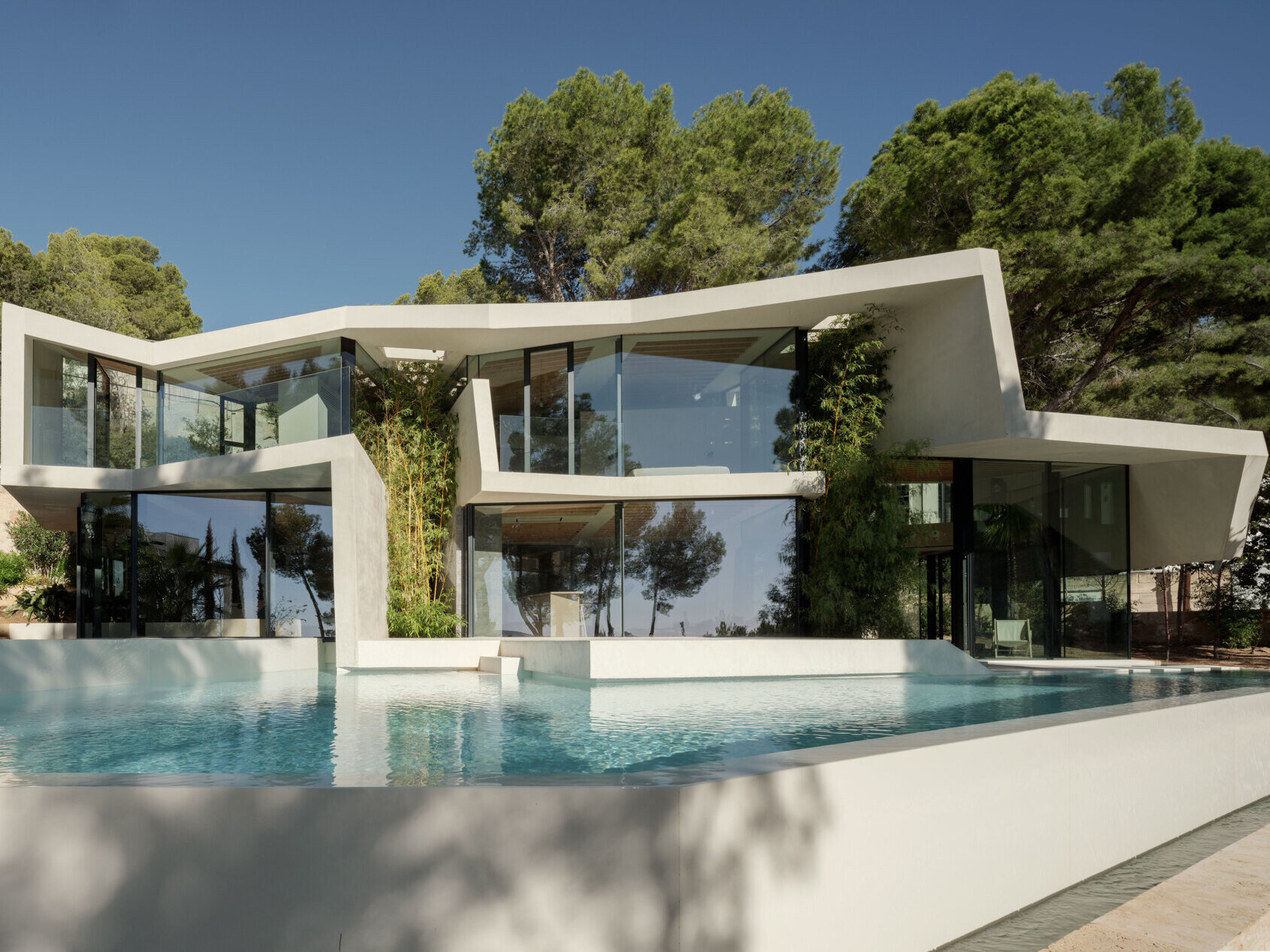 Discover how Can Tudó in Mallorca was designed from a single folded sheet, creating walls, roofs, and floors that blur boundaries between indoors and outdoors.