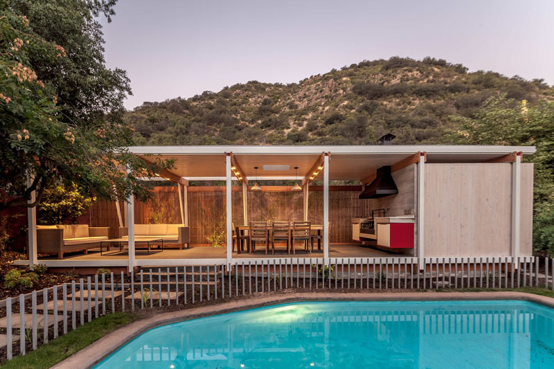 Modern pool house in Santiago, Chile, designed by PAR Arquitectos with Oregon Pine beams, white steel pillars, and a stone base, blending natural textures with clean lines.