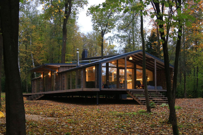 This modern rustic home uses prefab modular construction with metal, barn boards, and glass, combining fast installation with design that blends seamlessly into its surroundings.