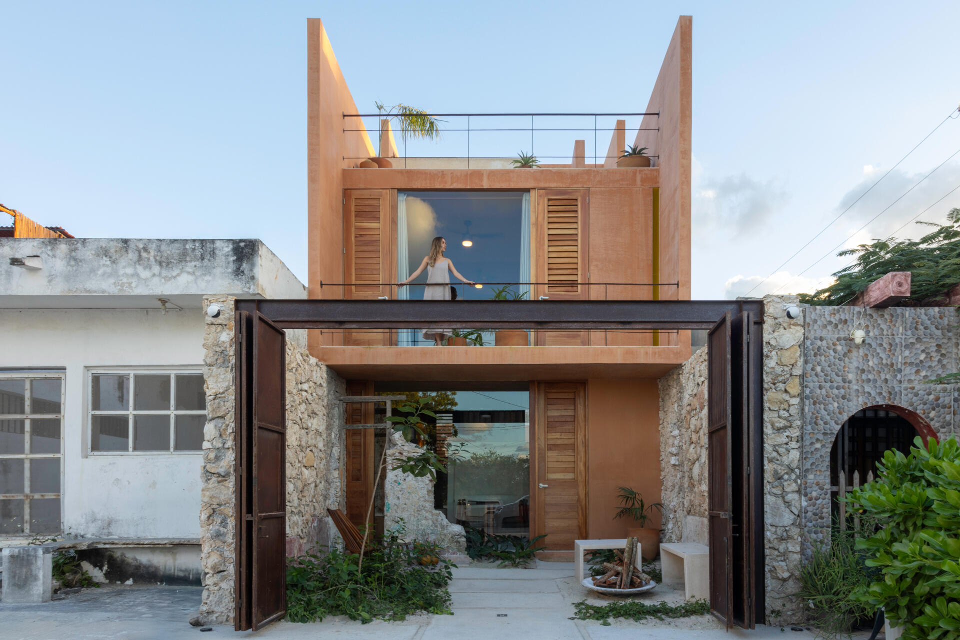 A small seaside home in Progreso, Yucatán, designed for flexible living that connects city life with the calm of the coast.
