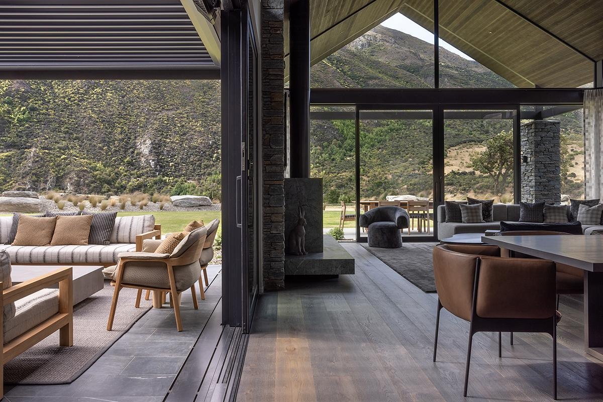 A sheltered courtyard extends the design, fitted with operable louvres that transform the space for all seasons. The effect is both practical and atmospheric, blending shelter with openness.