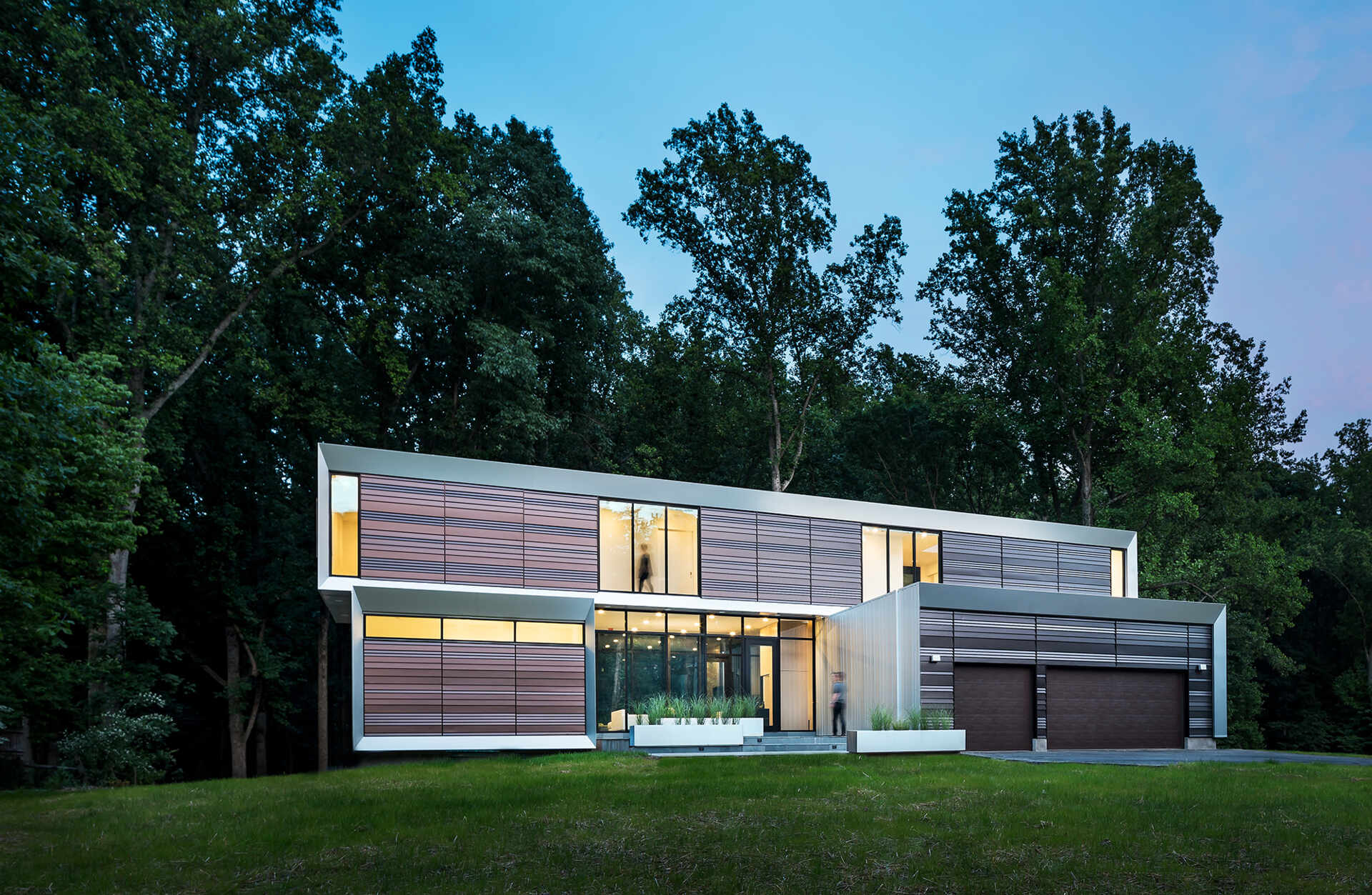 Bridge House by Höweler+Yoon Architecture is a striking composition of glass and geometric volumes that seem to float among the trees. Designed to let the landscape flow through it, the home turns the space between structures into an “outdoor room,” making nature an essential part of its architecture.