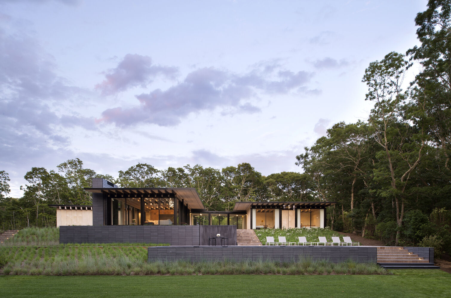 An Amagansett home by Bates Masi + Architects designed around a family’s love of wind surfing, kite boarding, and sailing, where lifestyle directly shapes the architecture.
