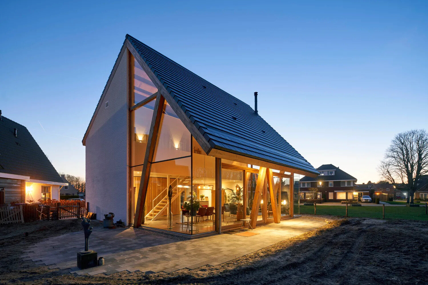 Built on a rare triangular plot, this modern barnhouse is carefully angled to open up views to the backyard and surrounding landscape.