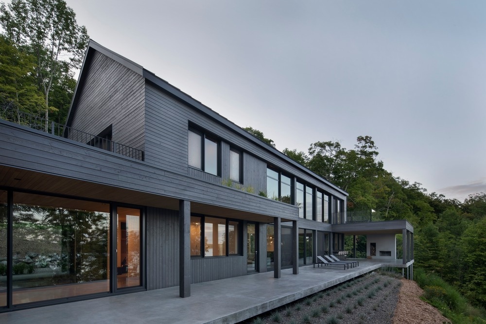 Inspired by the region’s long farm buildings, this contemporary barnhouse reimagines traditional forms with clean lines and a modern sensibility.