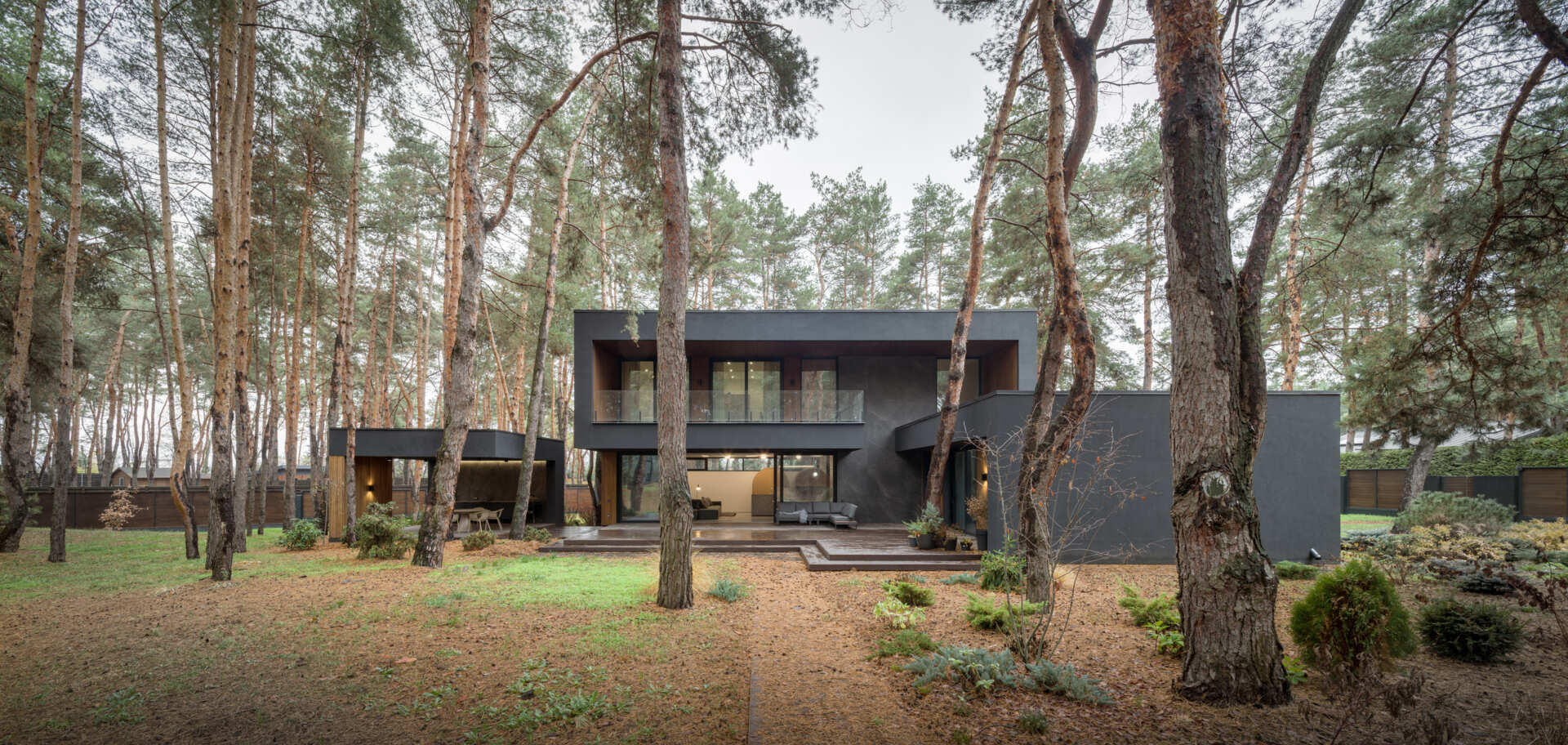A courtyard-centered house layout that balances openness and privacy while keeping every main space connected to nature.
