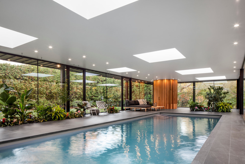 Inspired by Philip Johnson and the iconic house from Ferris Bueller’s Day Off, this modern glass pool house near Montreal brings cinematic design into everyday life with year round functionality.