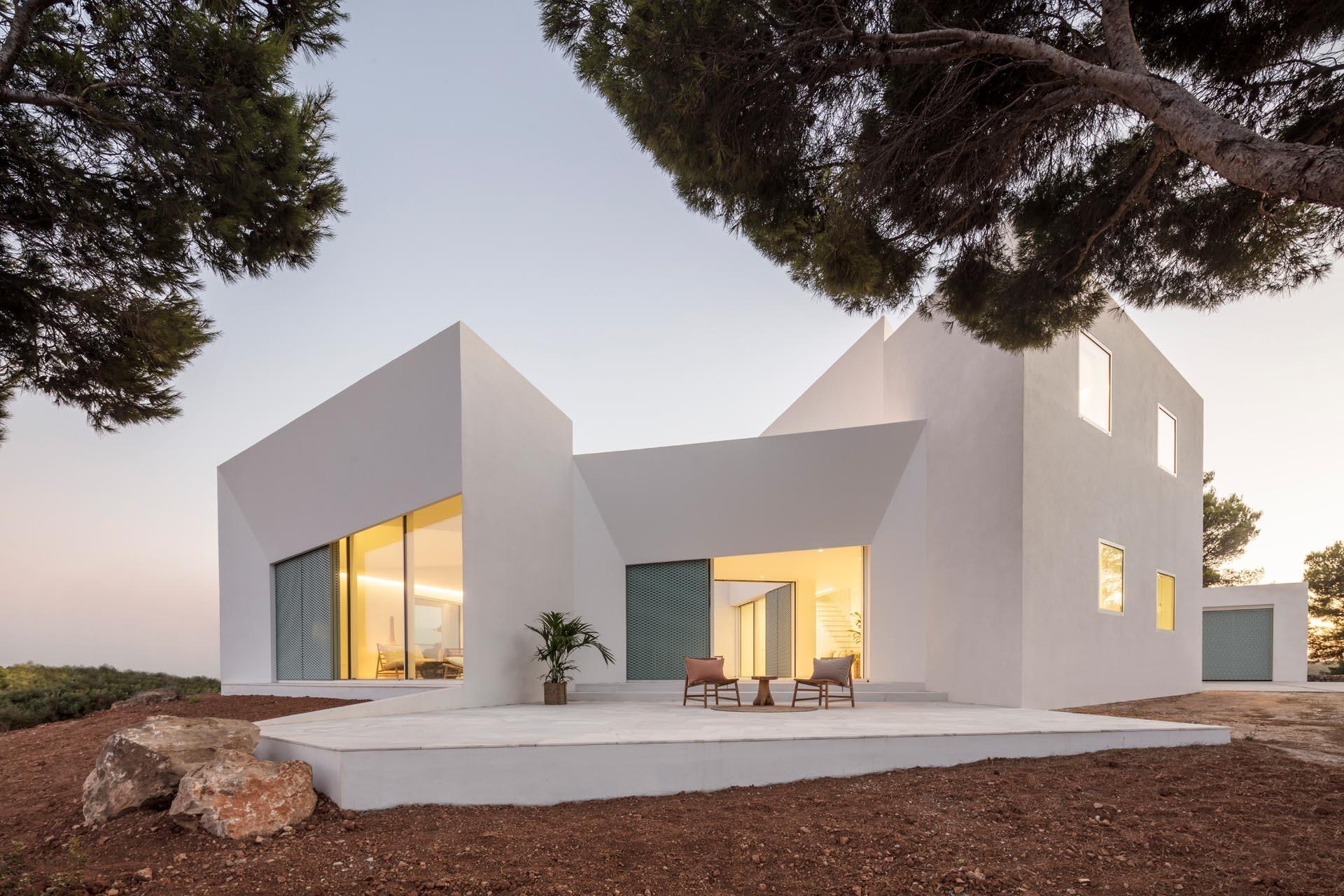 This modern patio house was designed to carefully frame views of the sea while blocking unwanted sightlines.