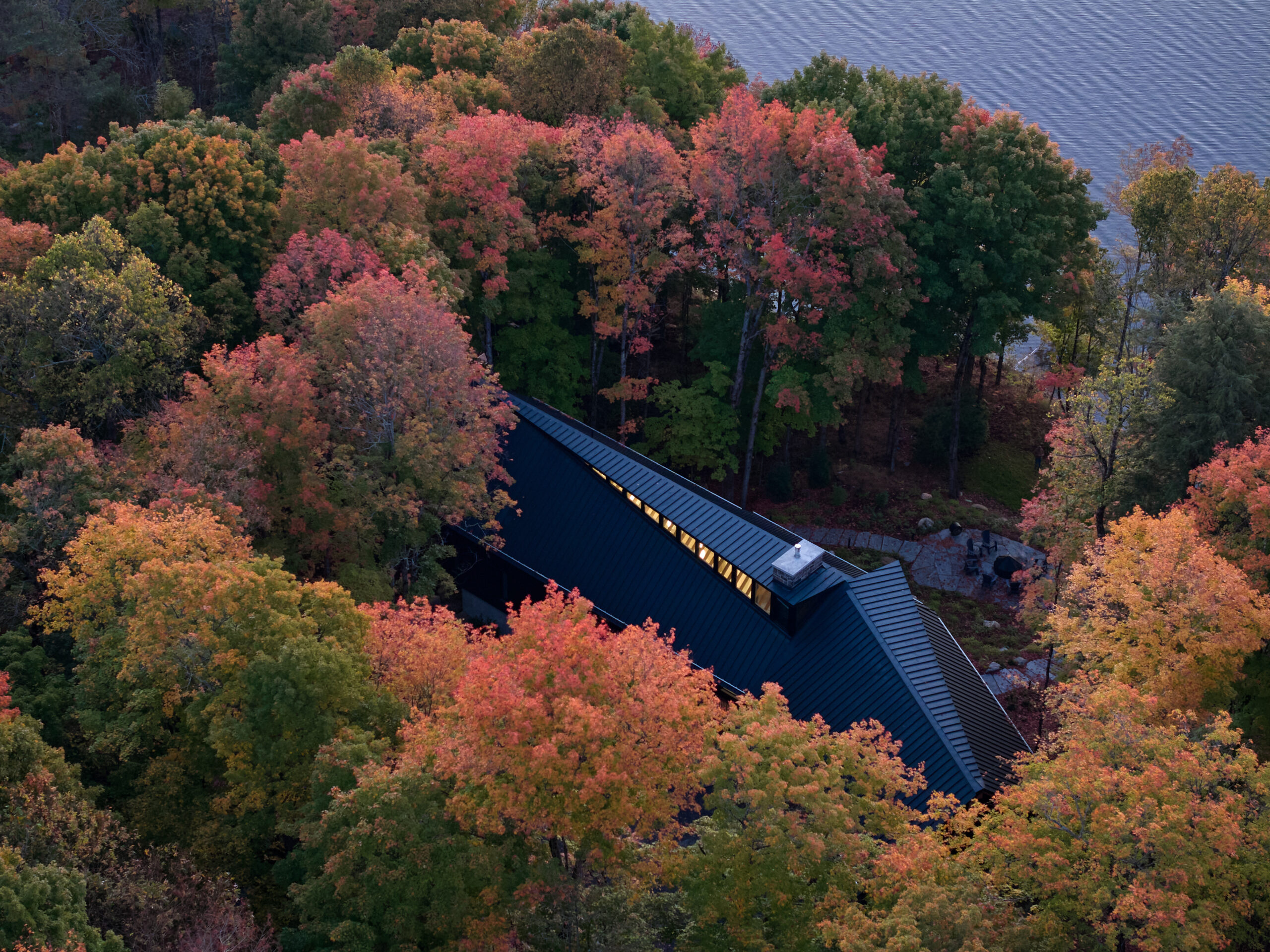 Shield-Shelter-Muskoka-Cottage_01-architizer
